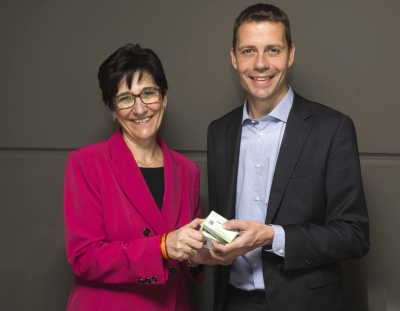 20180508-En una entrega de tarjetas_0.jpg