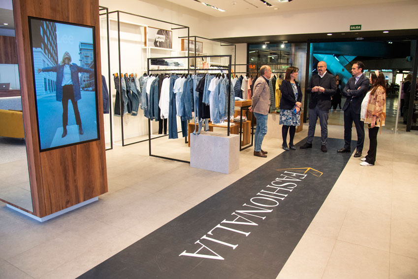 La alcaldesa visita el nuevo comercio Fashionalia en el Zielo 