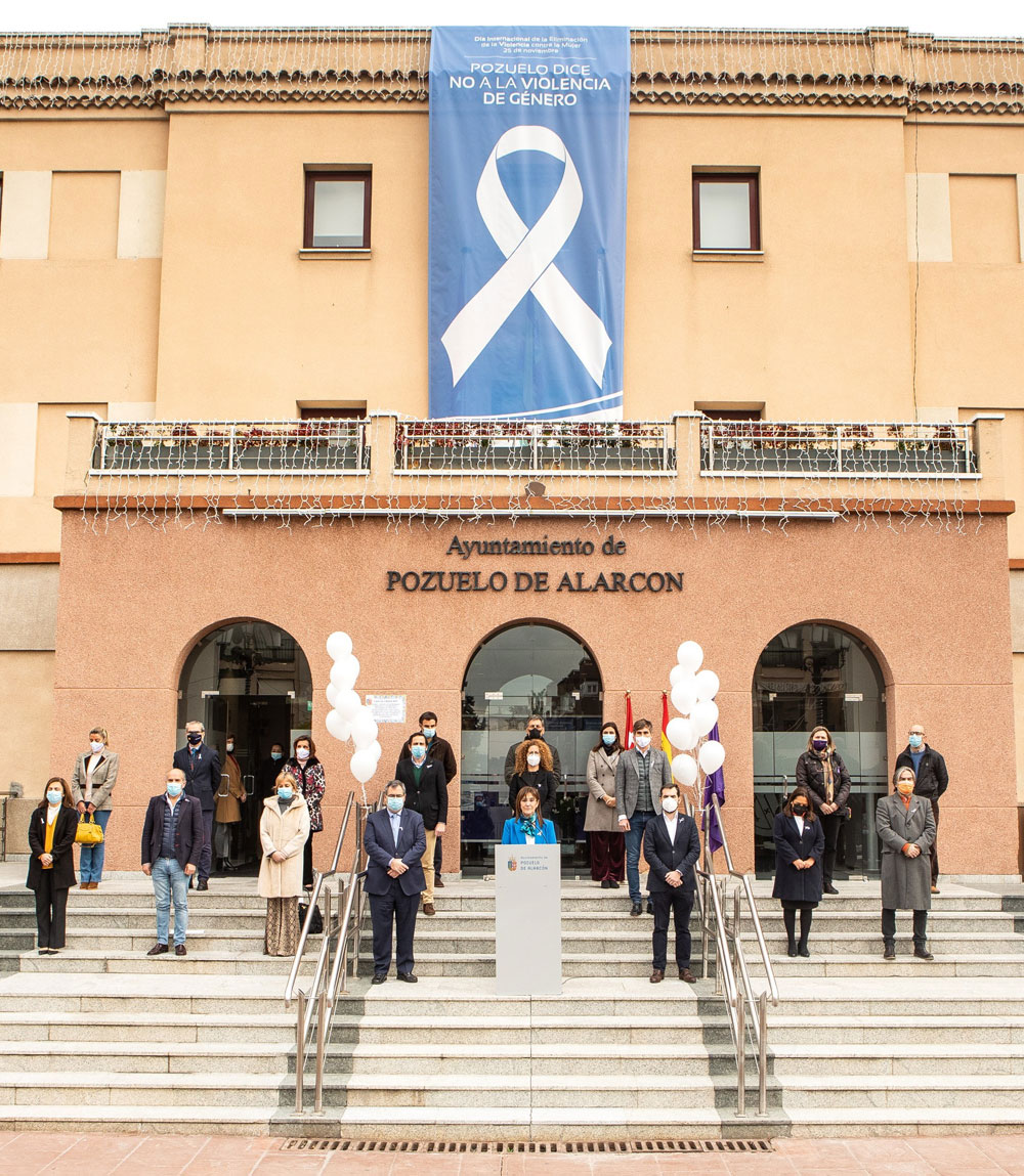 Minuto de silencio celebrado en el Ayuntamiento de Pozuelo de Alarcón