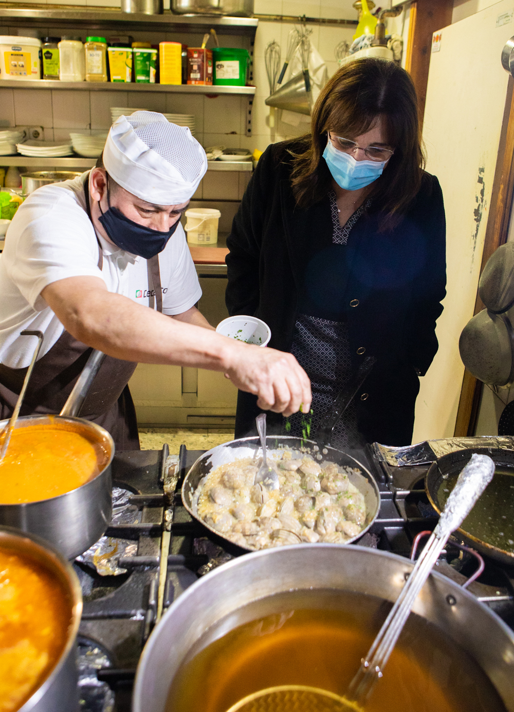 La alcaldesa en uno de los restaurantes participantes en Pozuelo de Cuchara