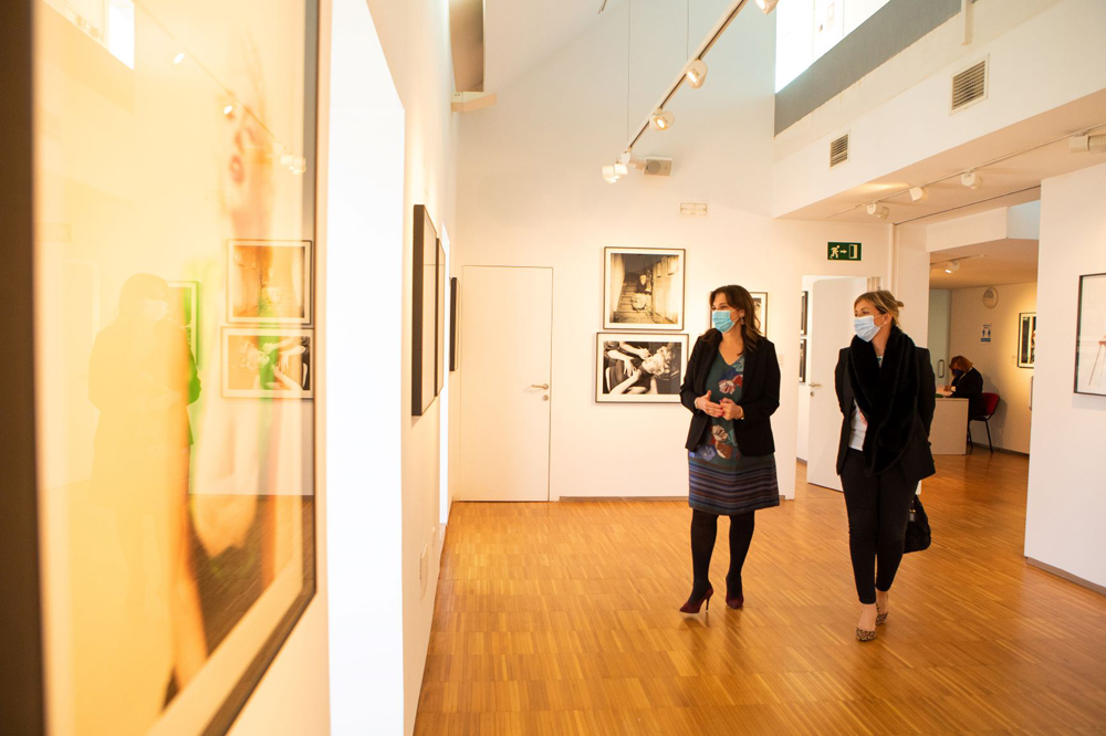 Susana Pérez Quislant visita junto a la concejal de Cultura la exposición de Marilyn Monroe