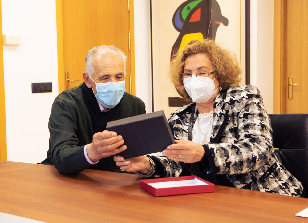 El matrimonio que cumplió en 2020 sus 50 años de casados junto a la placa conmemorativa