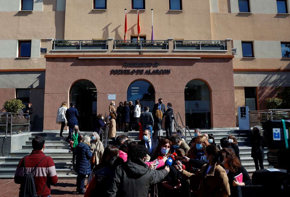 Minuto de silencio a las puertas del Ayuntamiento de Pozuelo de Alarcón.