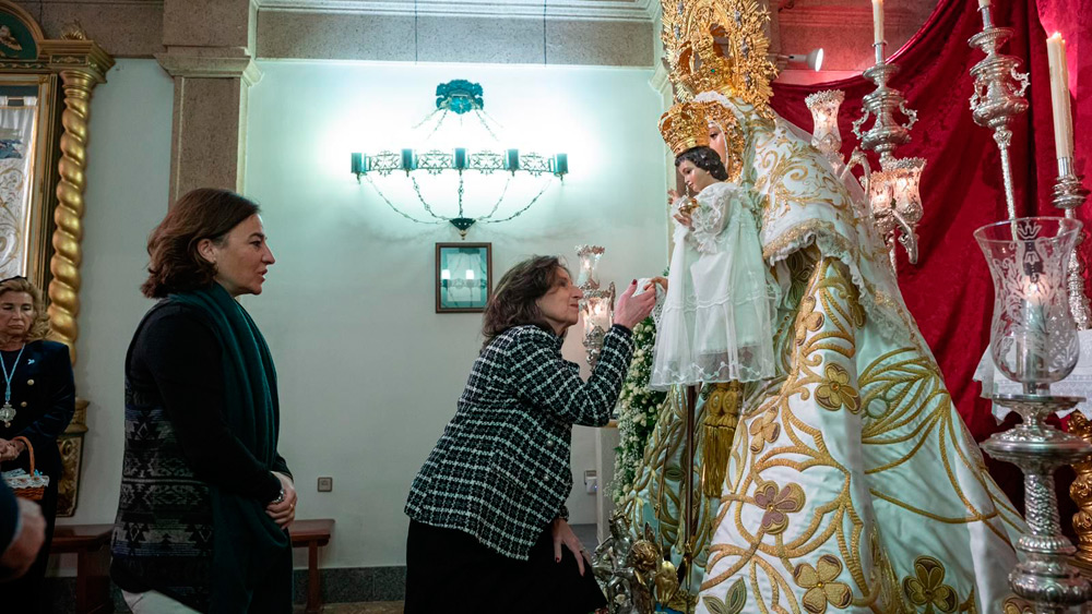 ​​Besamanos virgen