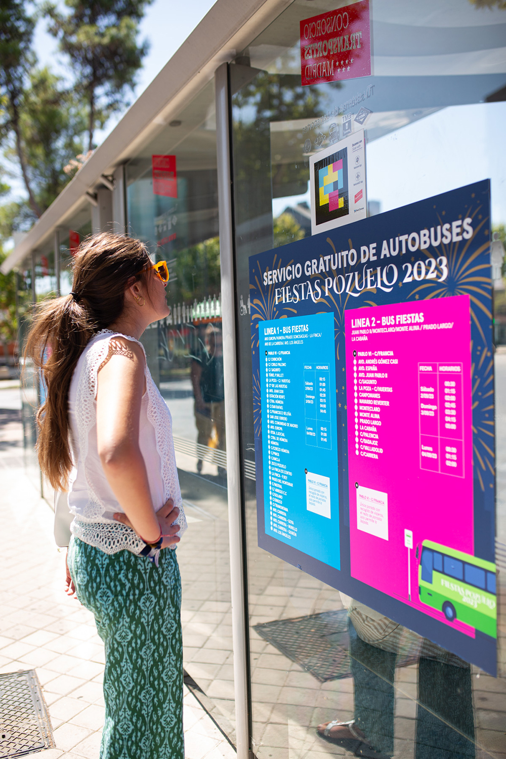 Paloma Tejero, alcaldesa de Pozuelo revisa los horarios de los autobuses para las fiestas