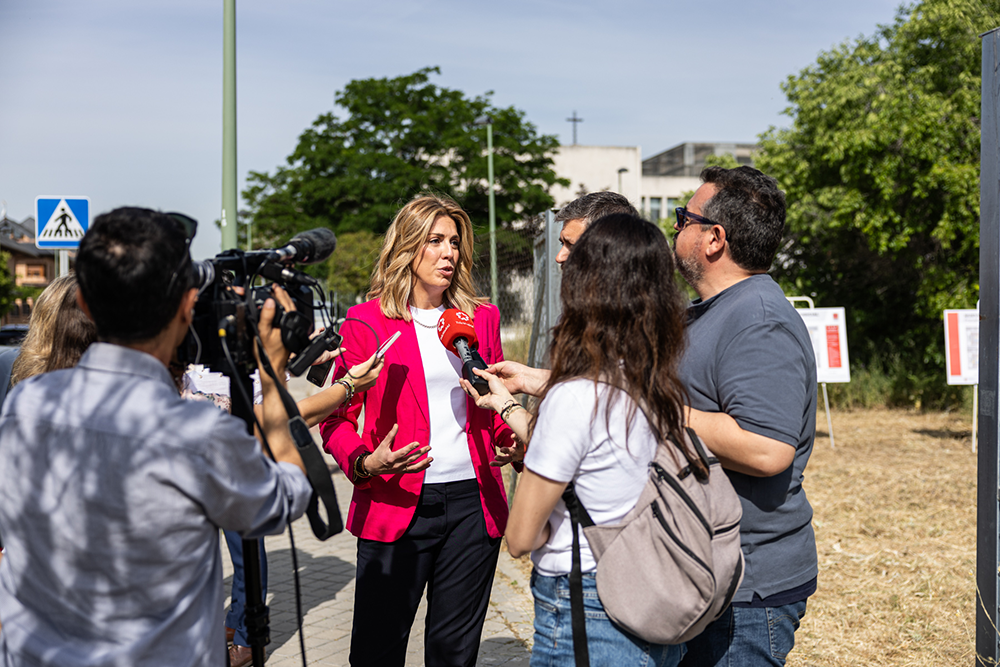 La alcaldesa atiende a los medios en la visita a la parcela donde se ubicará el nuevo complejo judicial en Pozuelo