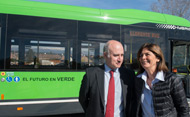 La alcaldesa junto al director general del Consorcio Regional de Transportes de Madrid en la presentación de los autobuses híbridos (Se abre en ventana nueva)
