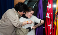 La alcaldesa de Pozuelo, Susana Pérez Quislant, junto a una de las alumnas del taller (Se abre en ventana nueva)
