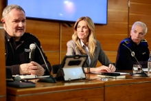 La alcaldesa de Pozuelo, Paloma Tejero, con los comisarios de Policía Nacional y Municipal, Celso Galván y Lorenzo Antolínez, durante la reunión en el Ayuntamiento con medio centenar de representantes vecinales.