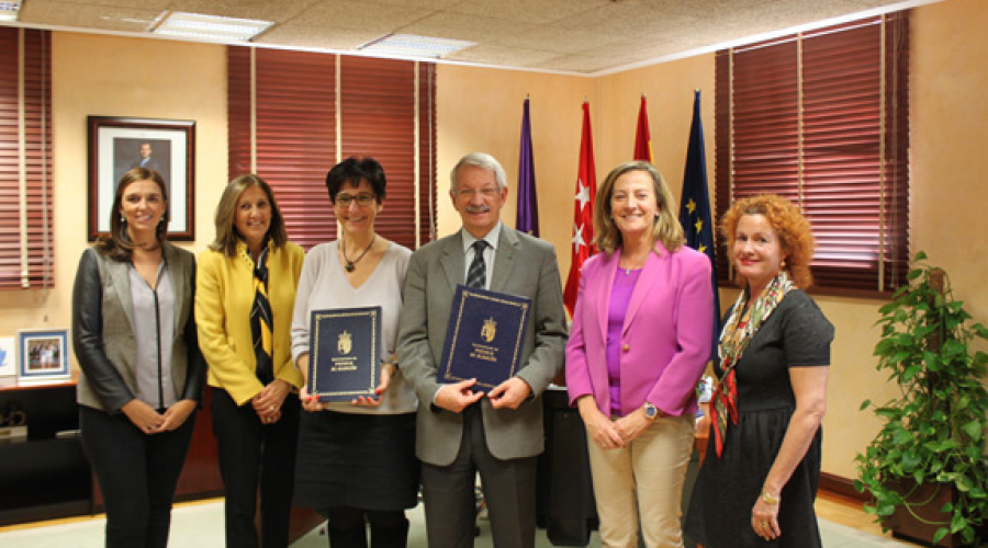 La alcaldesa, Susana Pérez Quislant, firma un convenio de colaboración con la UNED (Se abre en ventana nueva)
