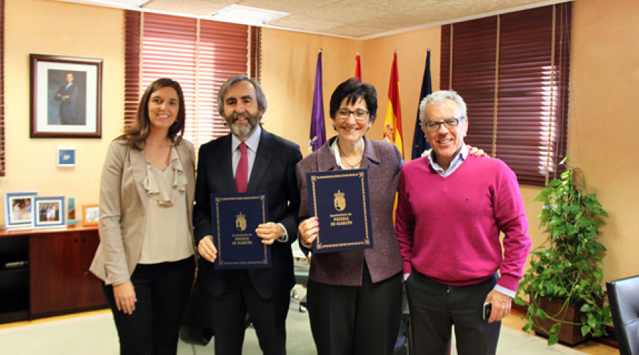 La alcaldesa firma un acuerdo con la Comunidad de Madrid para expedir en Pozuelo el Carné Joven (Se abre en ventana nueva)