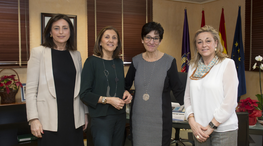 La alcaldesa, Susana Pérez Quislant, junto a voluntarias del programa municipal “Con M de Mujer”