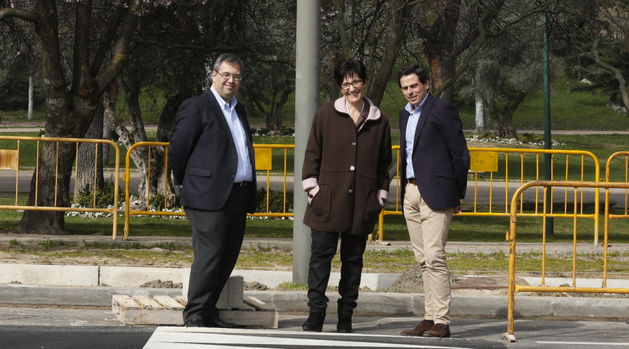 La alcaldesa visitando las obras