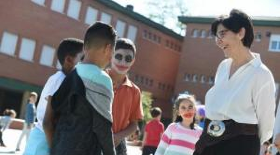 La alcaldesa en su visita al colegio Las Acacias
