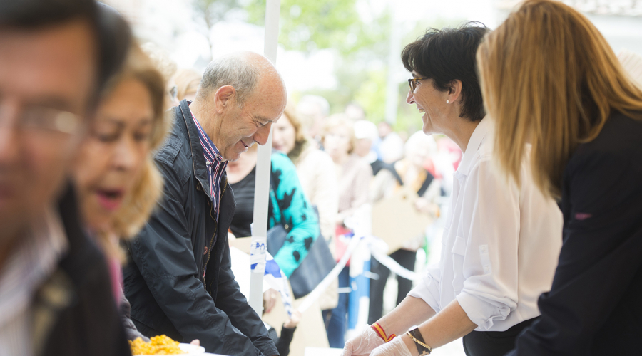 La alcaldesa acudio a la Paella popular 