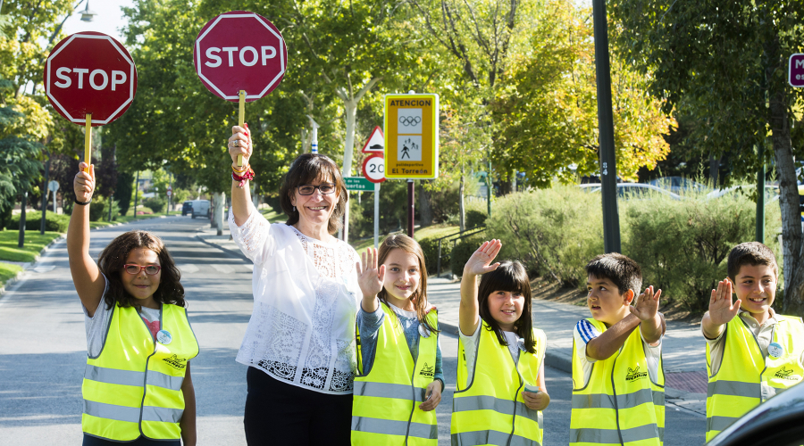 La alcaldesa en la actividad de calmado de tráfico