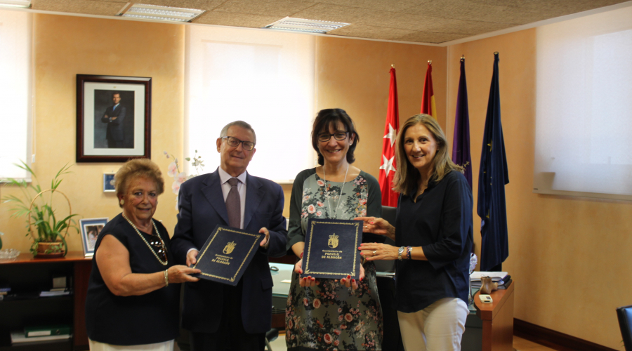 La alcaldesa de Pozuelo, Susana Pérez Quislant, en la firma del convenio