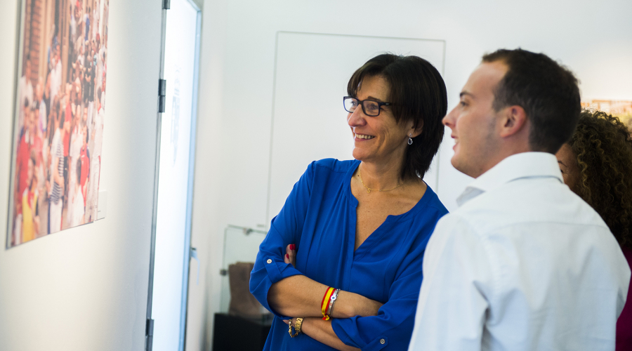 La alcaldesa visitando la exposición 