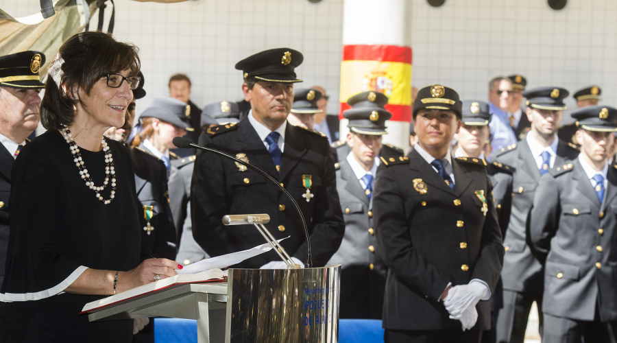 La alcaldesa en la festividad de la Policía Nacional