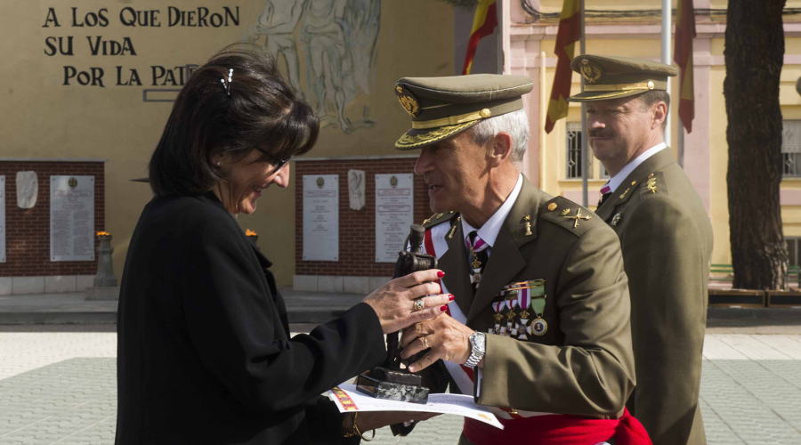 Entrega de la condecoración a la alcaldesa