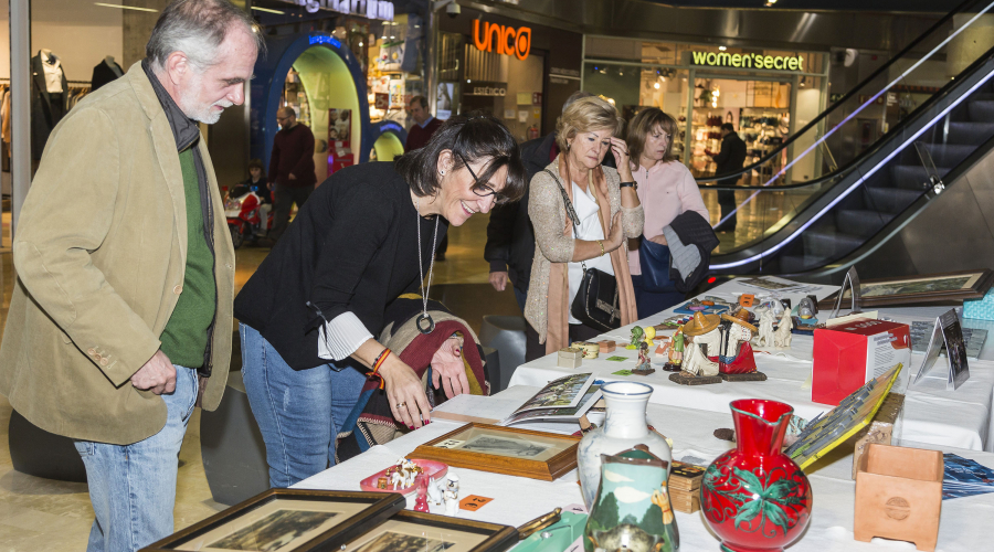 Susana Pérez Quislant, alcaldesa de Pozuelo, visita el mercadillo solidario