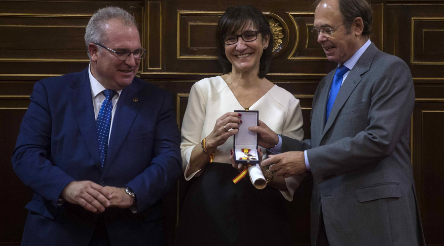 La alcaldesa recogiendo el premio