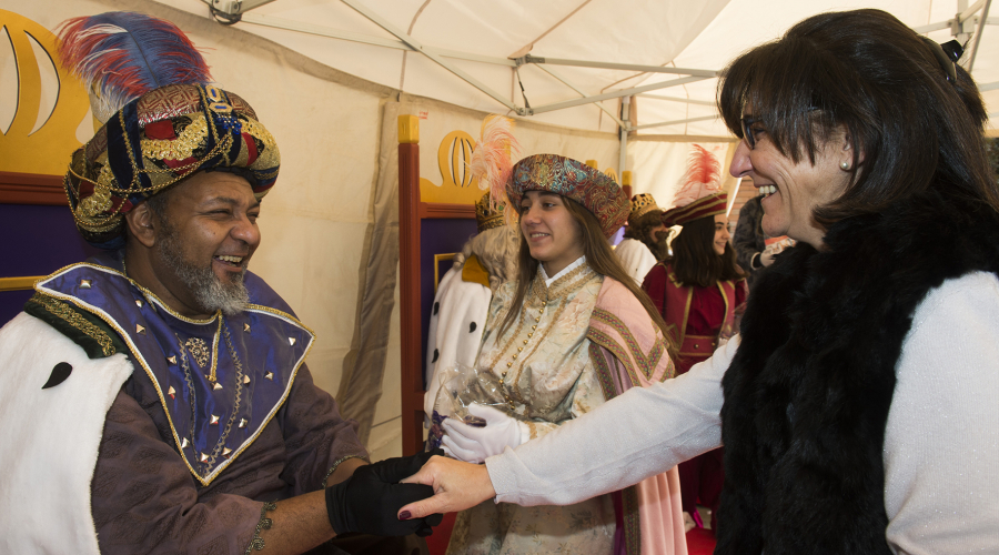 La alcaldesa de Pozuelo de Alarcón, Susana Pérez Quislant junto a Sus Majestades los Reyes Magos