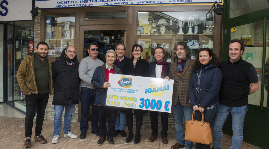 Entrega del cheque al ganador de la Campaña de Navidad