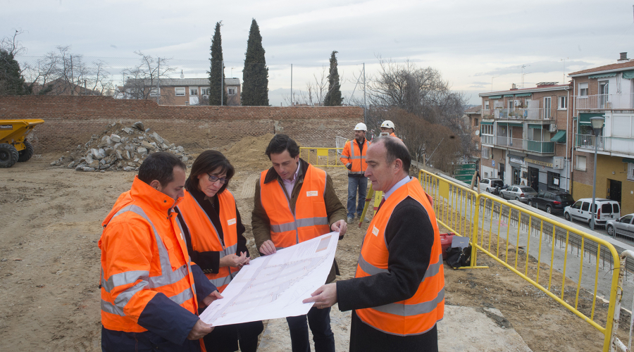 La alcaldesa de Pozuelo de Alarcón, Susana Pérez Quislant, visita las obras de la Calle Flores