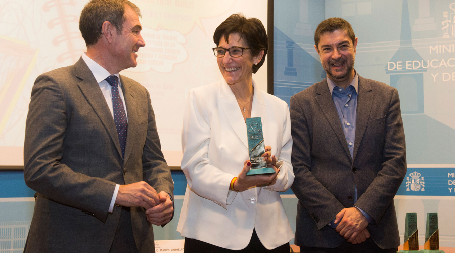 La alcaldesa de Pozuelo de Alarcón, Susana Pérez Quislant, recogiendo el premio de la FEMP