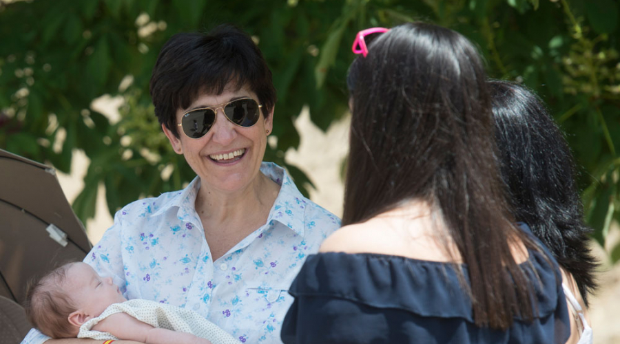 La alcaldesa de Pozuelo de Alarcón, Susana Pérez Quislant, sostiene un bebé en brazos