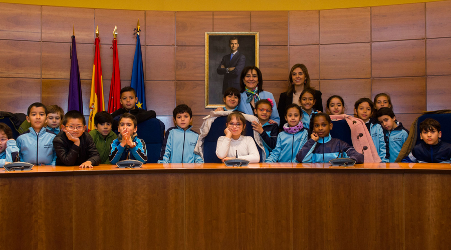 La alcaldesa junto a los alumnos en el salón de plenos