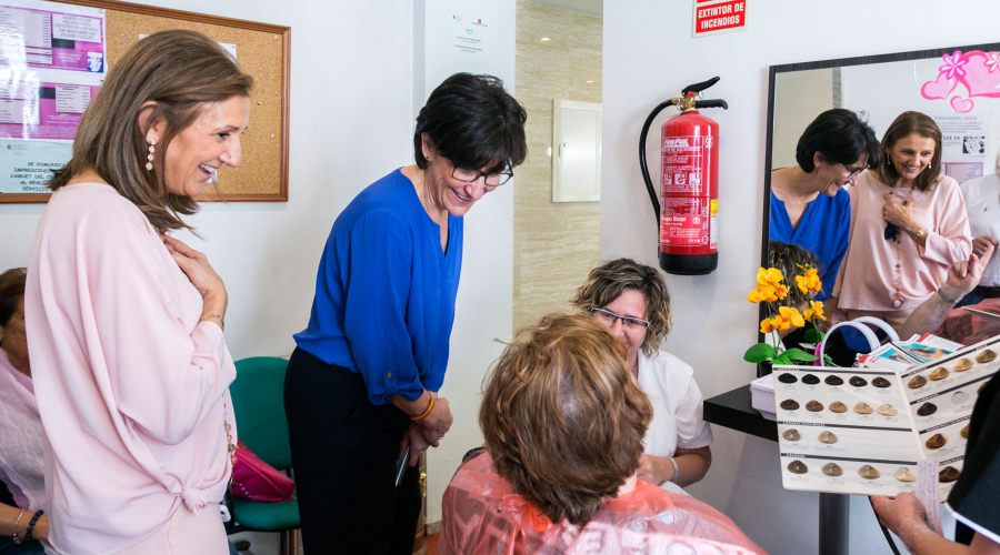 La alcaldesa visita el centro de mayores