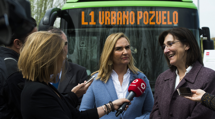 La alcaldesa en la presentación de las nuevas líneas de autobús de Pozuelo de Alarcón