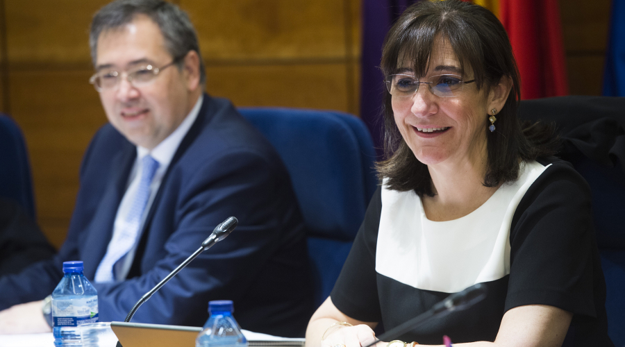 La alcaldesa y el primer teniente de Alcalde en la sesión plenaria de abril