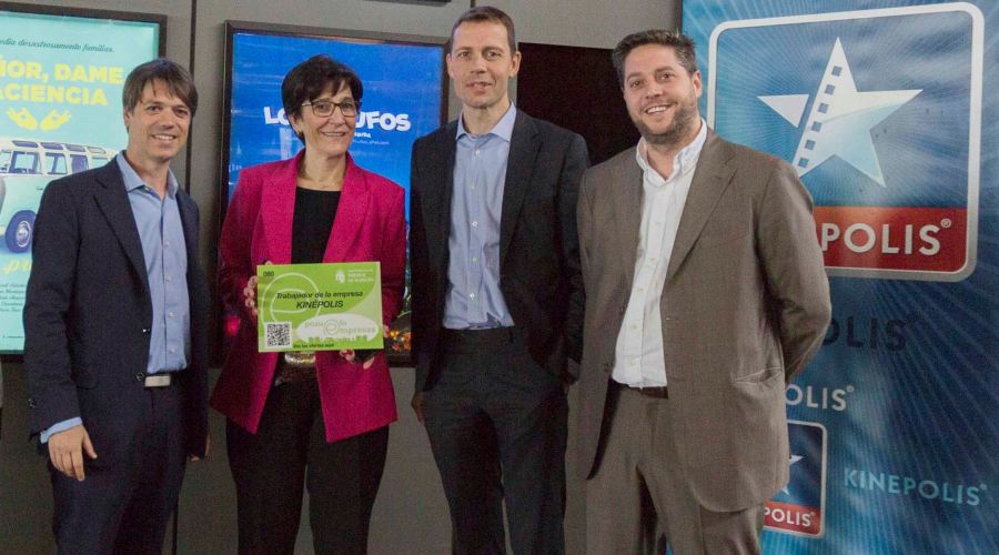 La alcaldesa en una entrega de tarjetas