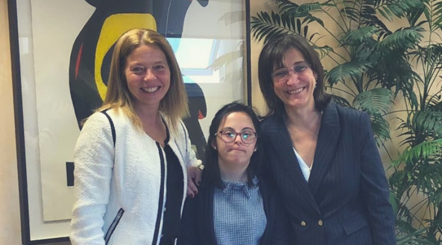 Susana Pérez Quislant junto a una de las empleadas