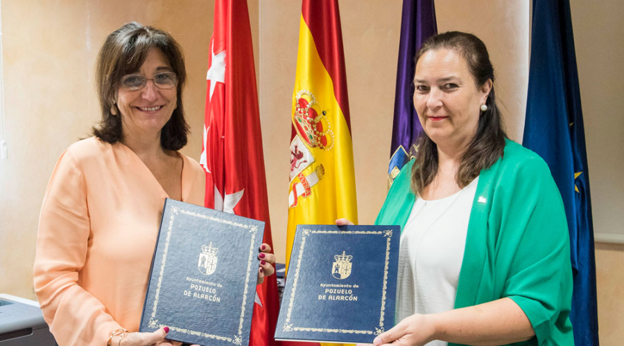 La alcaldesa en la firma de la renovación del acuerdo con AVT