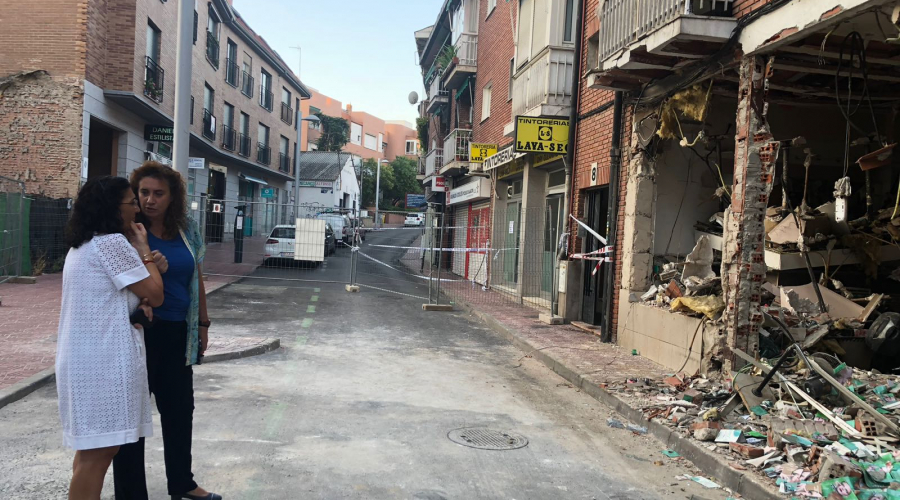 Imagen de una de las visitas de la alcaldesa a la zona afectada