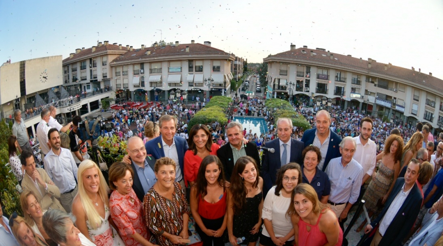 Las pregoneras en el balcón del Ayuntamiento de Pozuelo de Alarcón