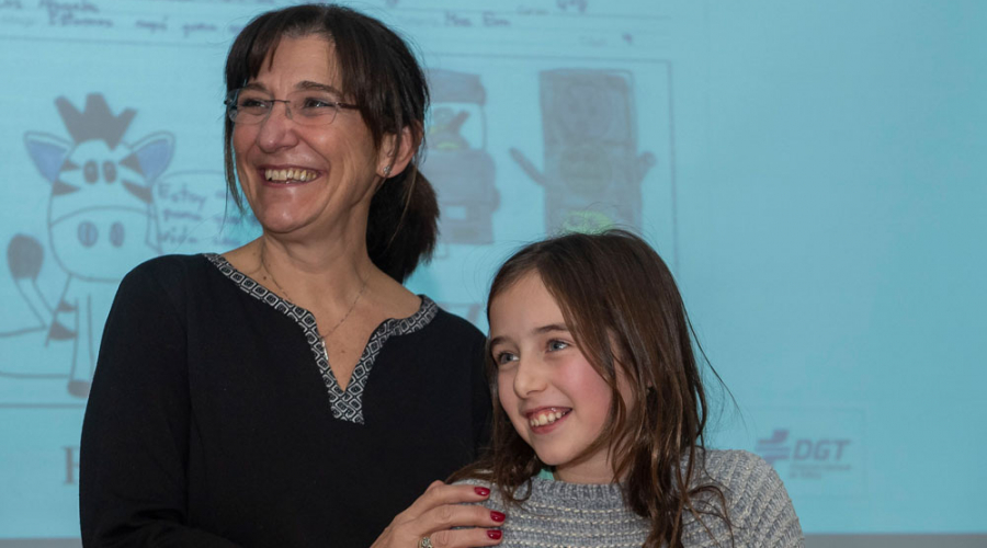 LA alcaldesa de Pozuelo junto a la ganadora del concurso de educación vial