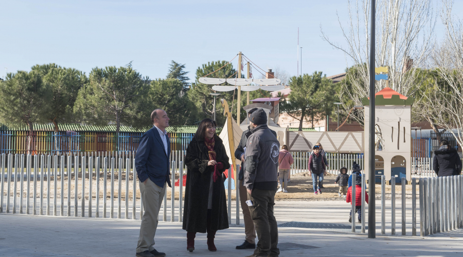 La alcaldesa visitando la zona