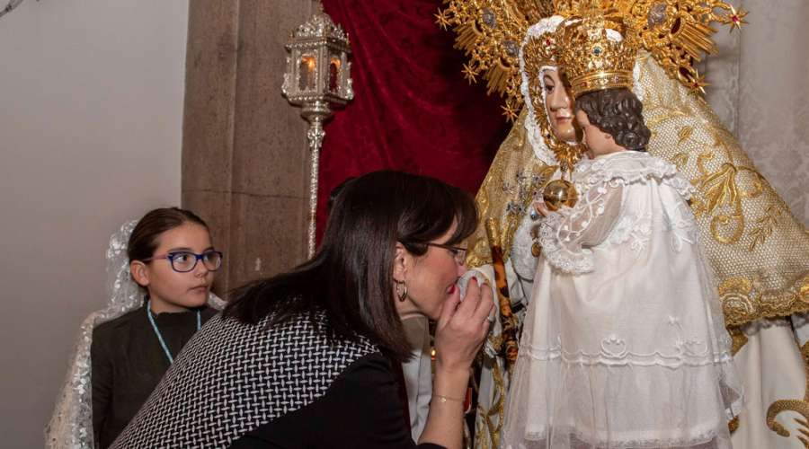 La alcaldesa de Pozuelo de Alarcón, Susana Pérez Quislant, en el besamanos a la Virgen de la Consolación