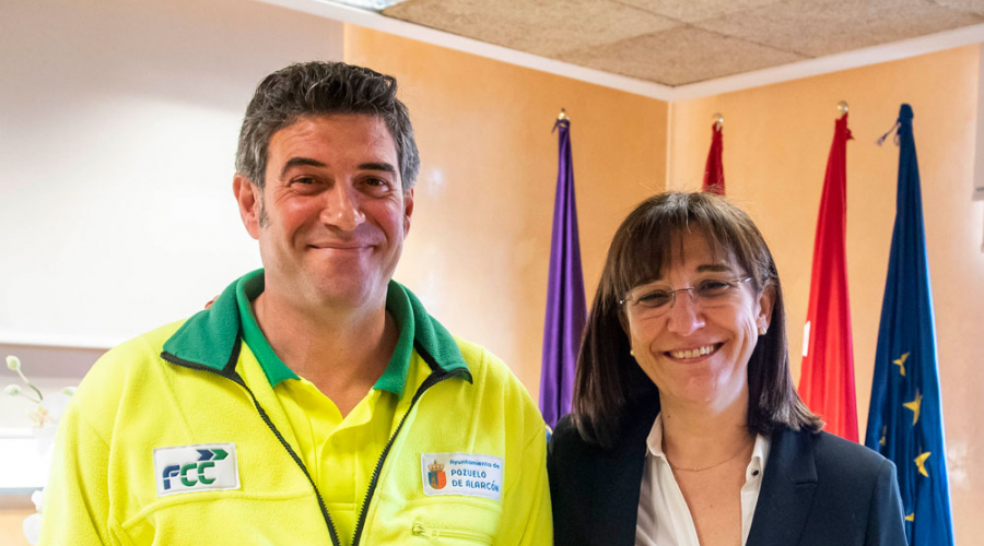 La alcaldesa de Pozuelo de Alarcón junto a un trabajador de la brigada de limpieza