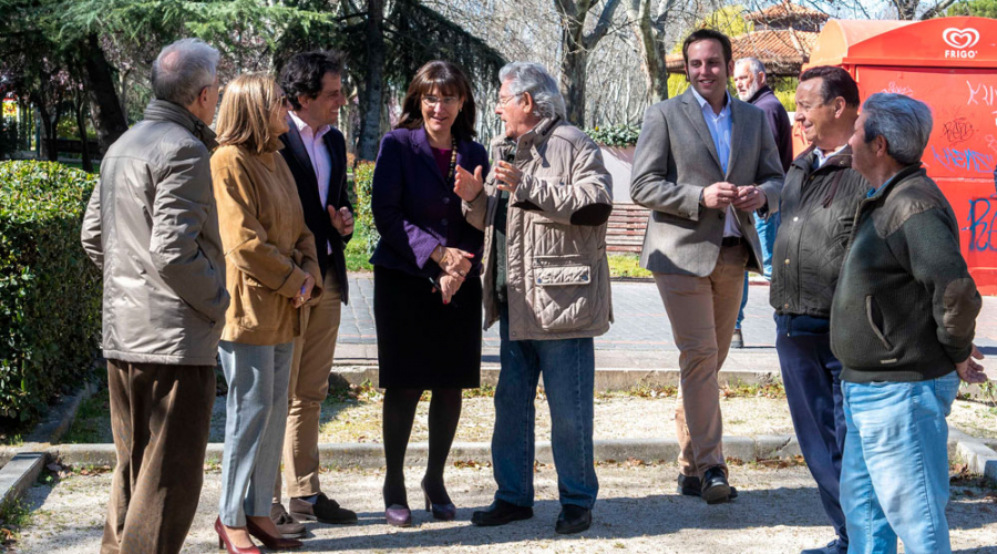 La alcaldesa de Pozuelo de Alarcón Visita las pistas de petanca disponibles en el municipio