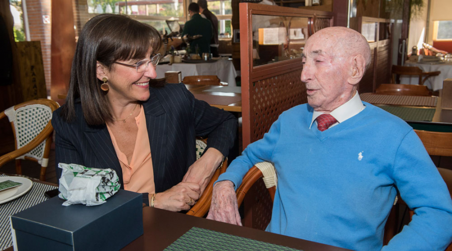La alcaldesa felicita al vecino centenario Teo