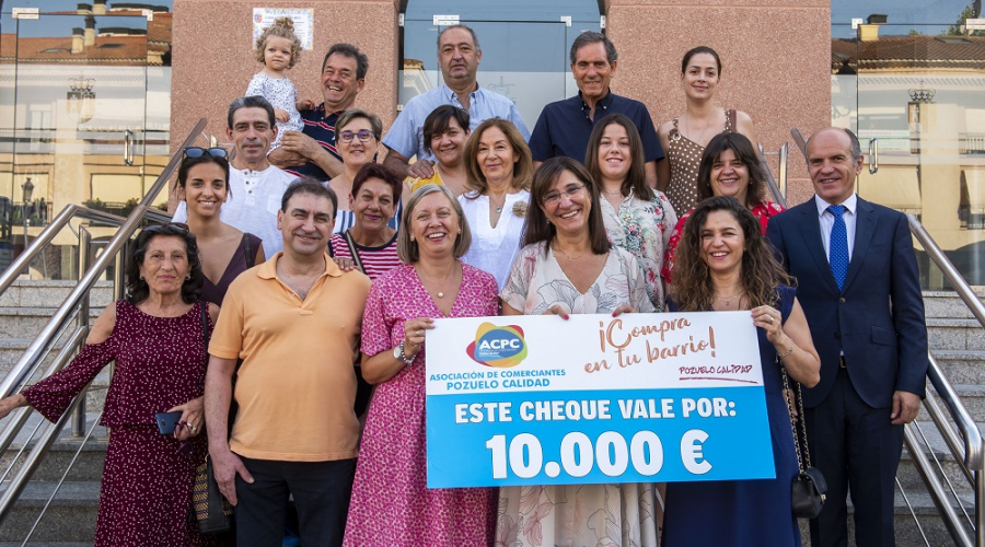 La alcaldesa acompaña a la Asociación de Comerciantes Pozuelo Calidad en la entrega de los 10.000 euros de premios de la campaña de Primavera-Verano
