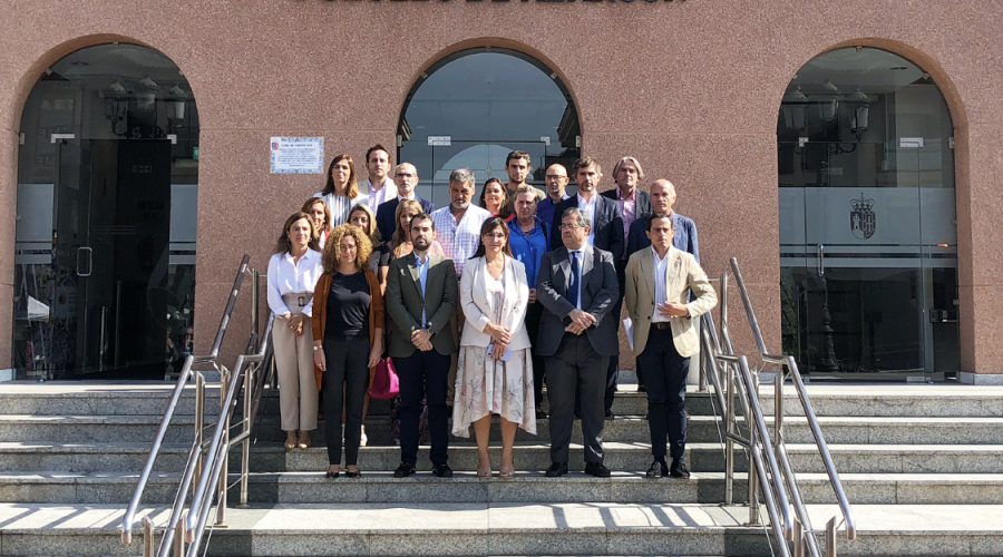 Miembros de la corporación municipal en el minuto de silencio 