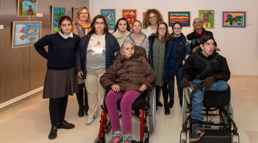 Personas con discapacidad en la exposición Pinceles para la inclusión