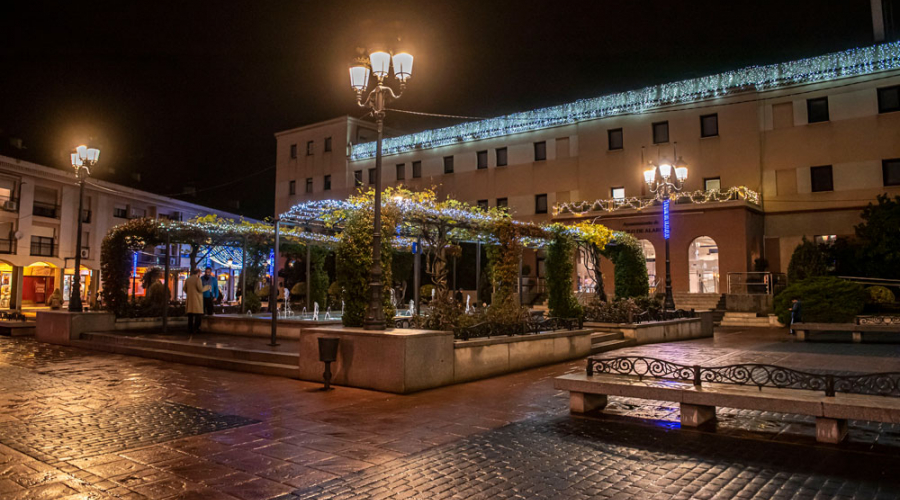 Iluminación navideña en la Plaza Mayor de Pozuelo de Alarcón